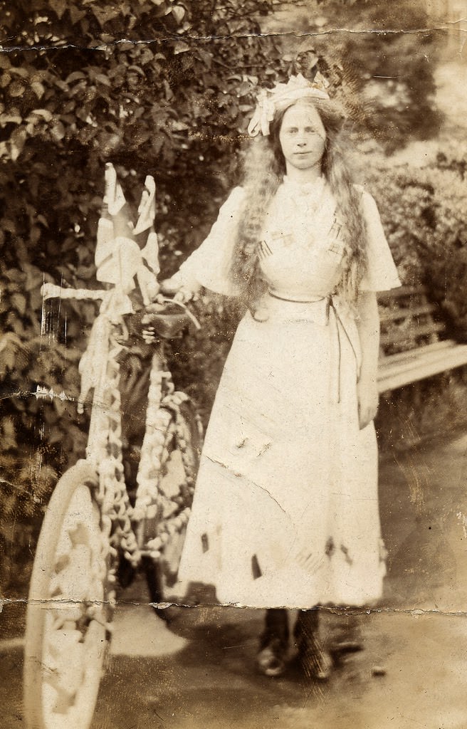 From Cars to Bicycles: Adorable Vintage Decorated Vehicles from Between the 1910s to 1920s