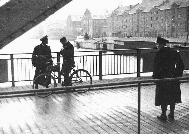 HIPO inspecting identity cards when people cross Langebro (bridge) in Copenhagen.