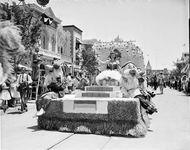 Parade - Snow White and the Seven Dwarfs float