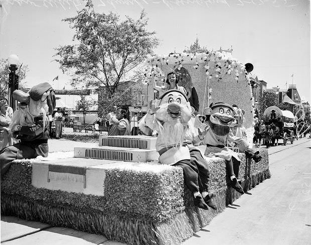 Snow White and the Seven Dwarfs float