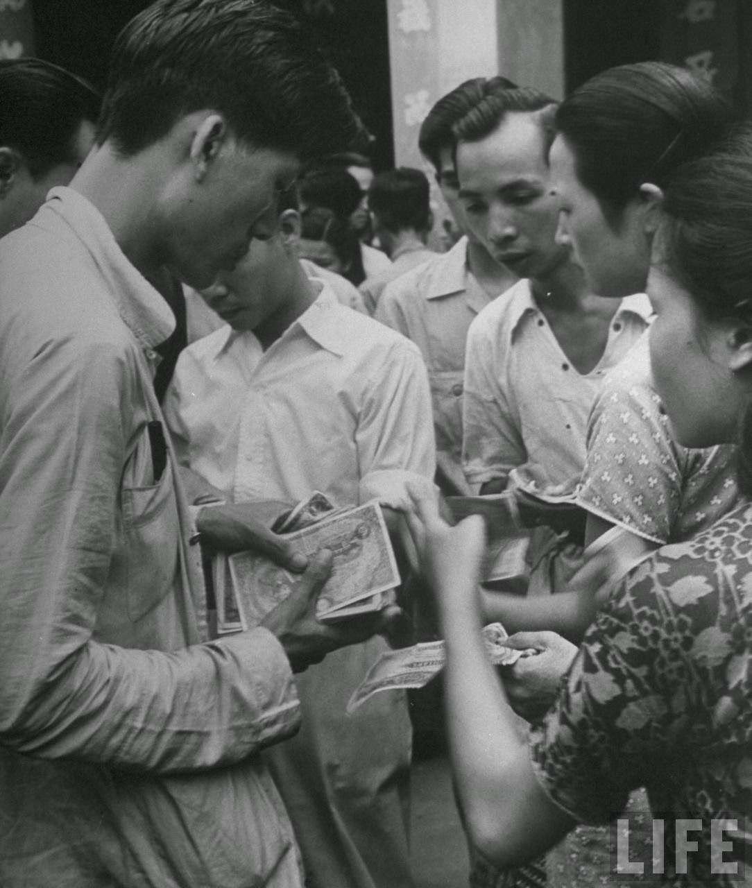 Black marketeers doing business on busy street.