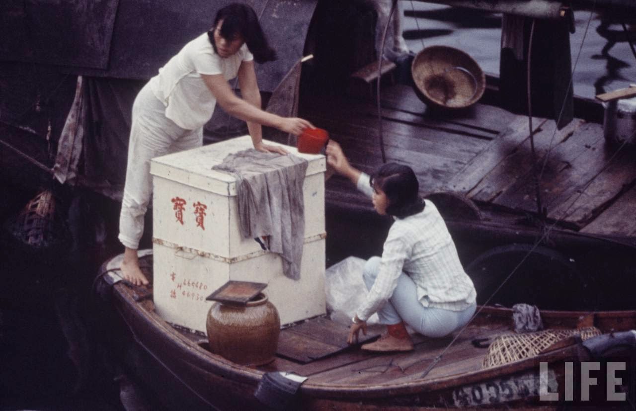 Fascinating Vintage Photos Show Life in the Late-1960s Hong Kong in Vibrant Colors