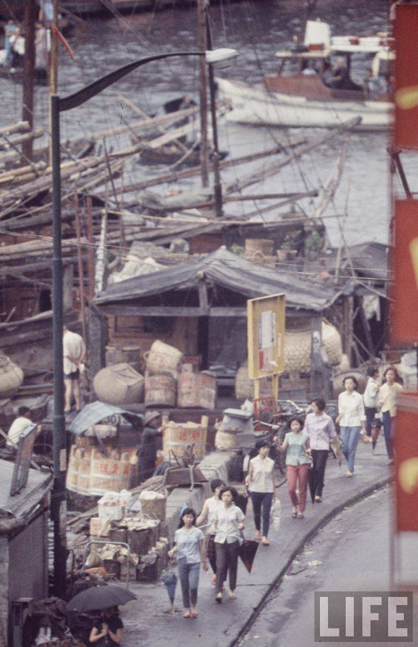 Fascinating Vintage Photos Show Life in the Late-1960s Hong Kong in Vibrant Colors