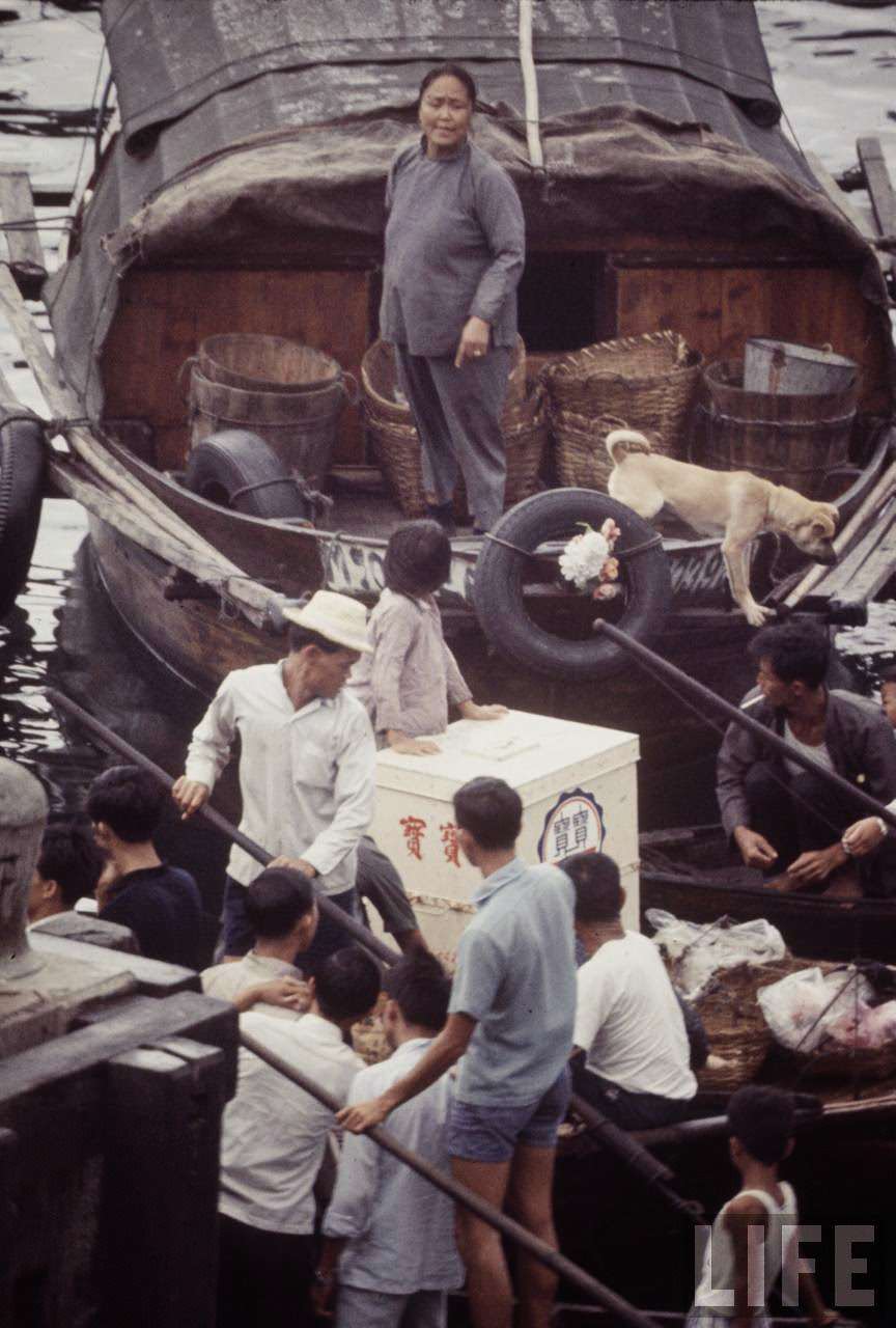 Fascinating Vintage Photos Show Life in the Late-1960s Hong Kong in Vibrant Colors