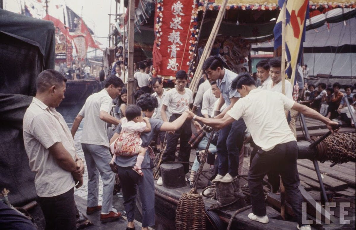 Fascinating Vintage Photos Show Life in the Late-1960s Hong Kong in Vibrant Colors