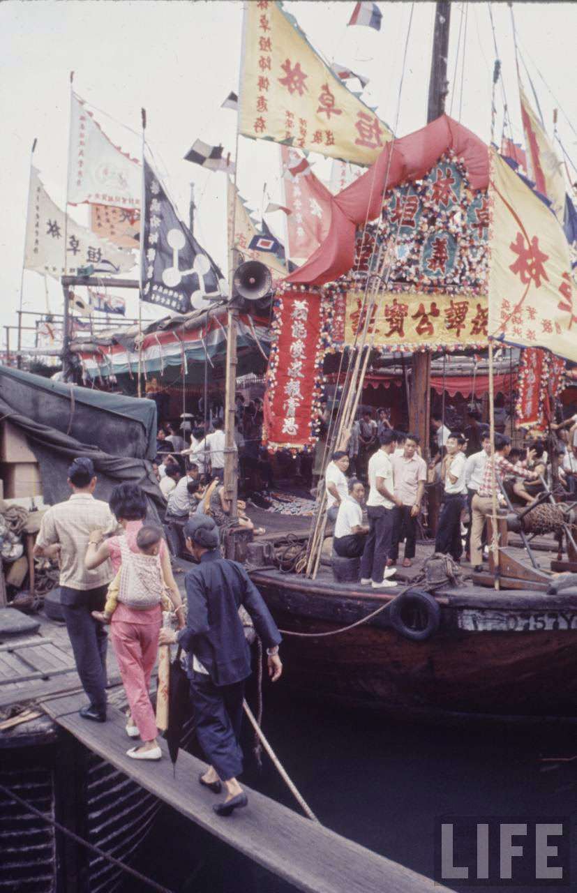 Fascinating Vintage Photos Show Life in the Late-1960s Hong Kong in Vibrant Colors