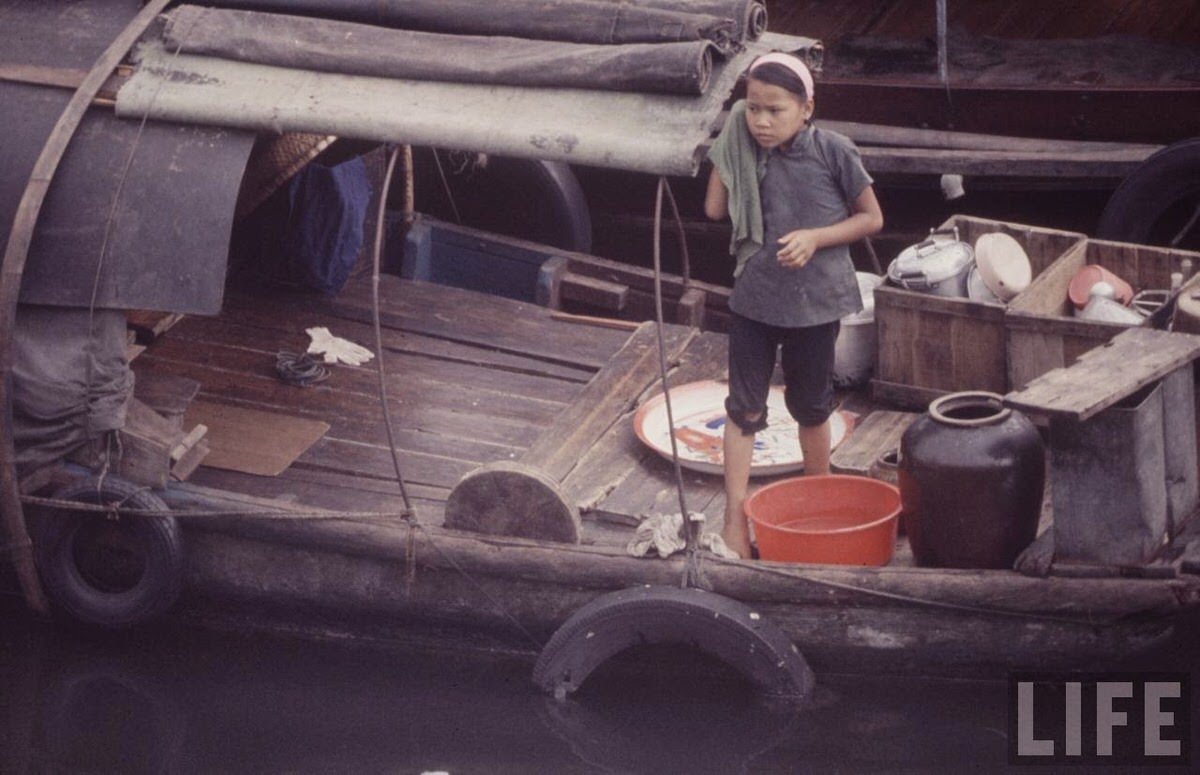 Fascinating Vintage Photos Show Life in the Late-1960s Hong Kong in Vibrant Colors