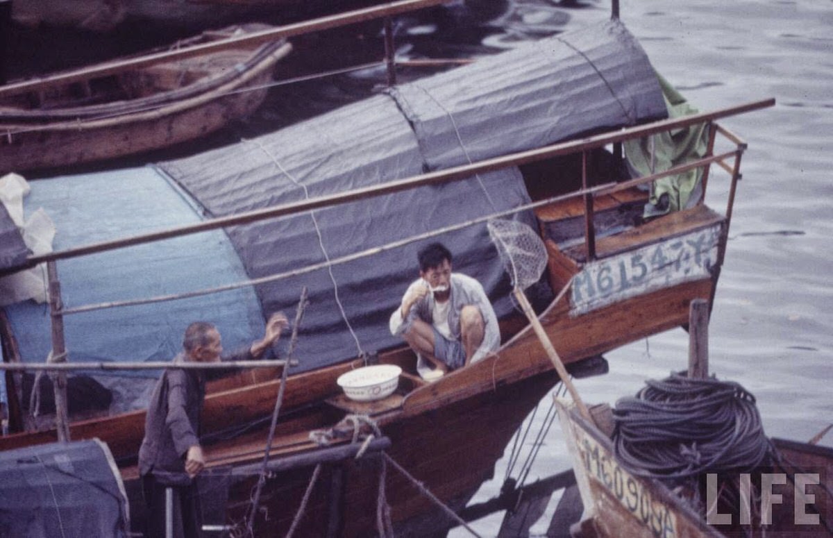 Fascinating Vintage Photos Show Life in the Late-1960s Hong Kong in Vibrant Colors
