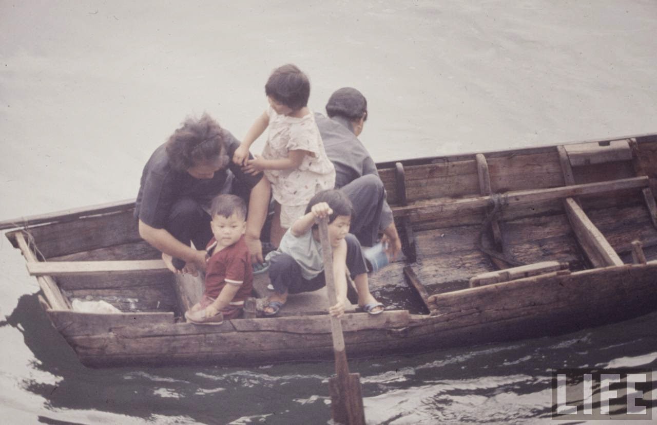 Fascinating Vintage Photos Show Life in the Late-1960s Hong Kong in Vibrant Colors