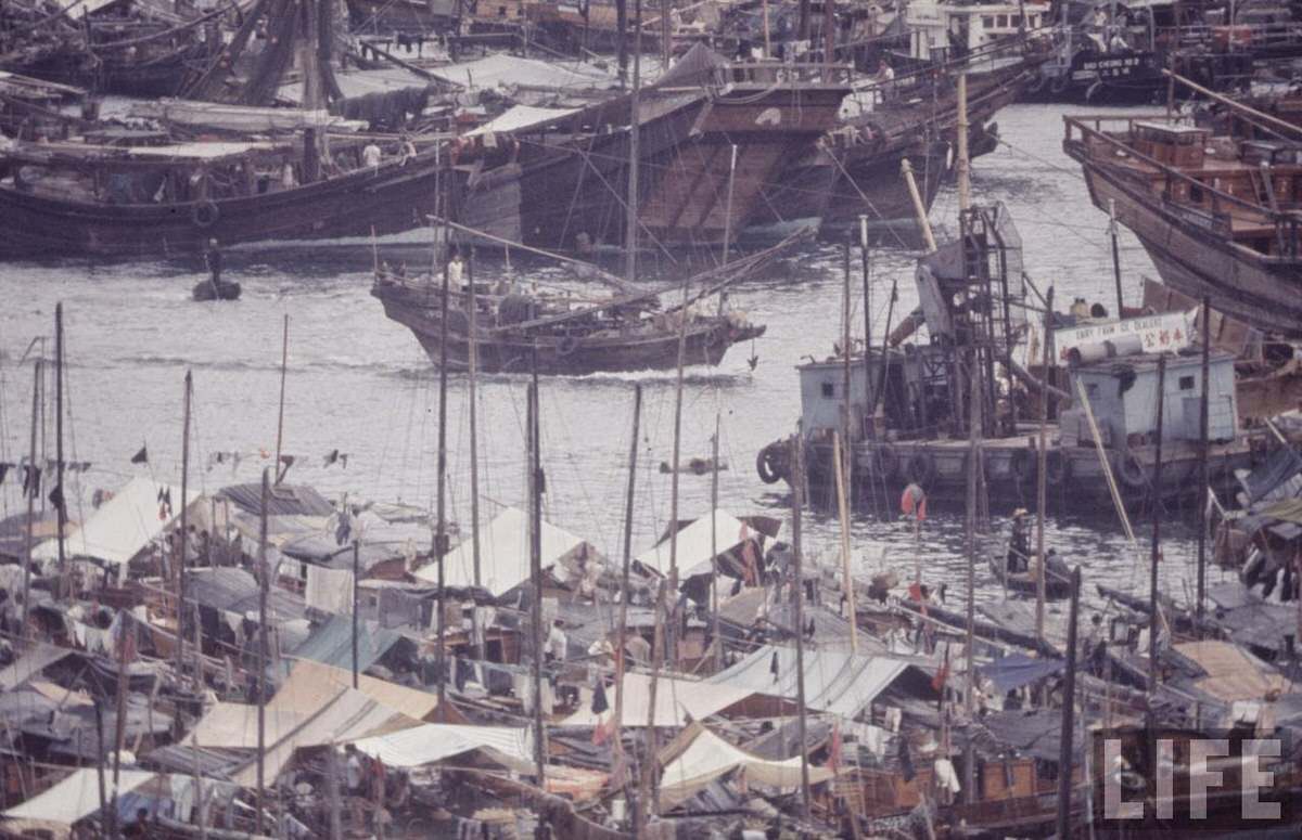 Fascinating Vintage Photos Show Life in the Late-1960s Hong Kong in Vibrant Colors