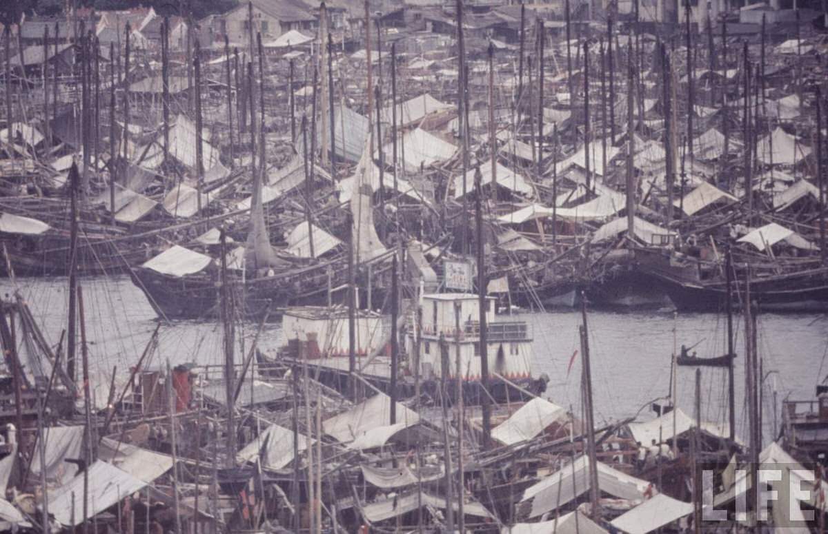 Fascinating Vintage Photos Show Life in the Late-1960s Hong Kong in Vibrant Colors