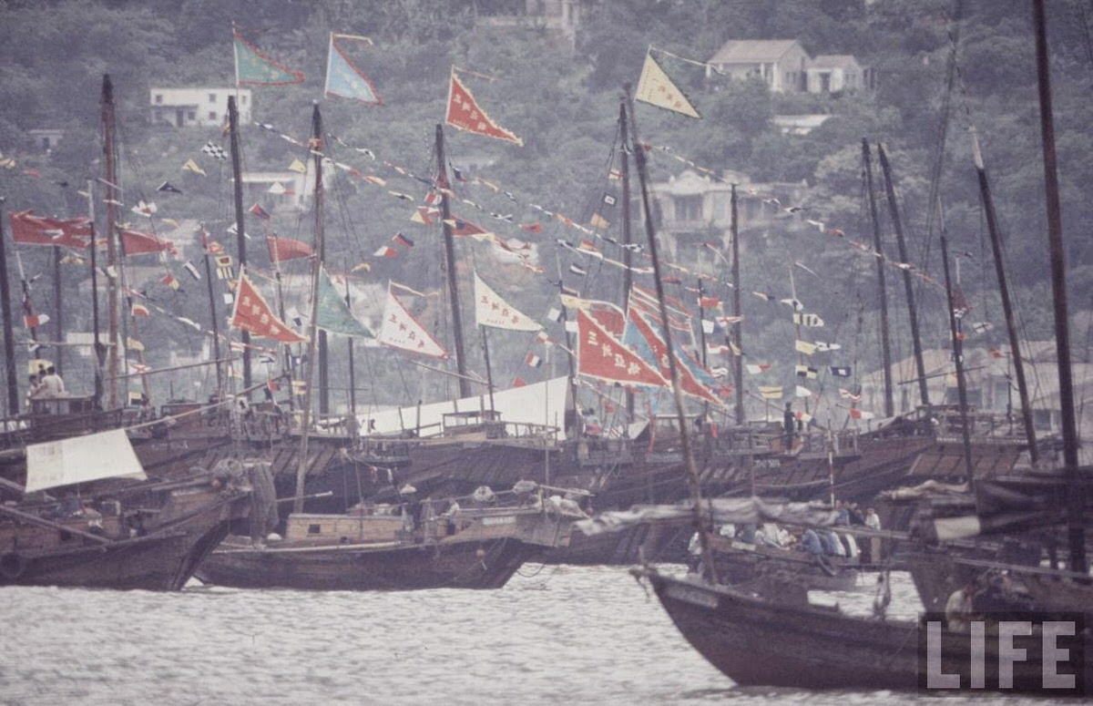 Fascinating Vintage Photos Show Life in the Late-1960s Hong Kong in Vibrant Colors