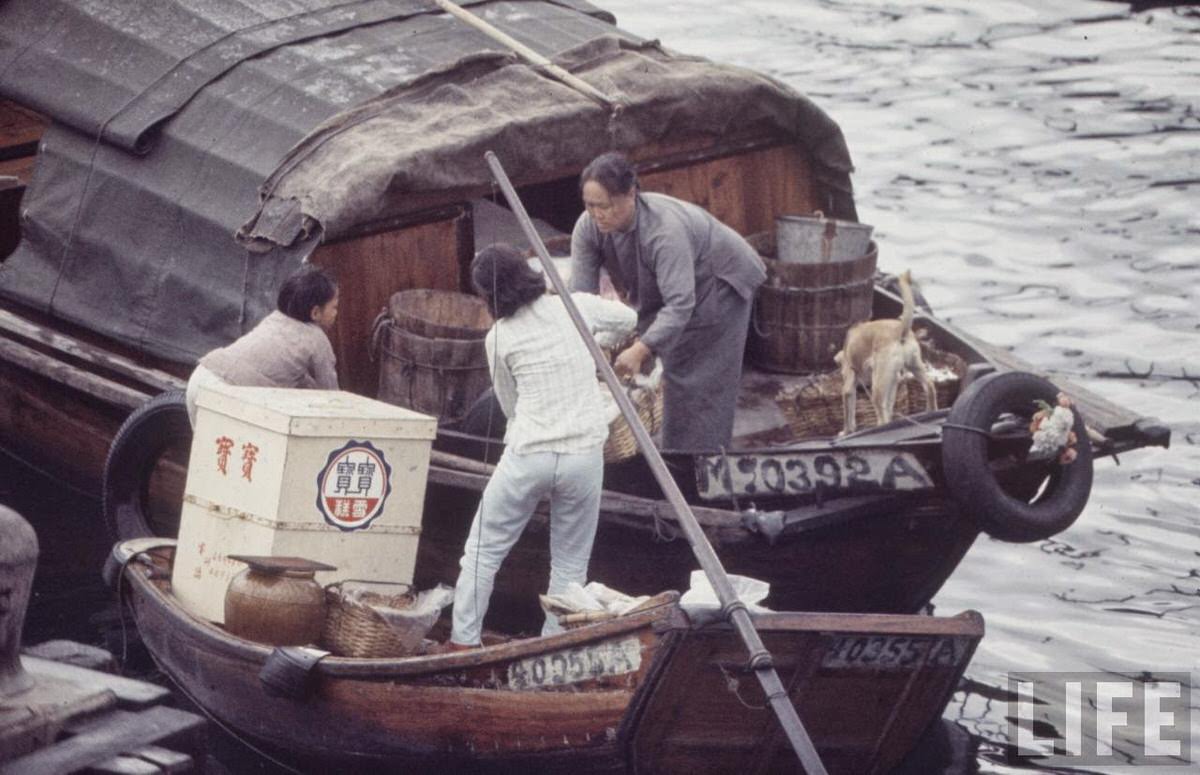 Fascinating Vintage Photos Show Life in the Late-1960s Hong Kong in Vibrant Colors