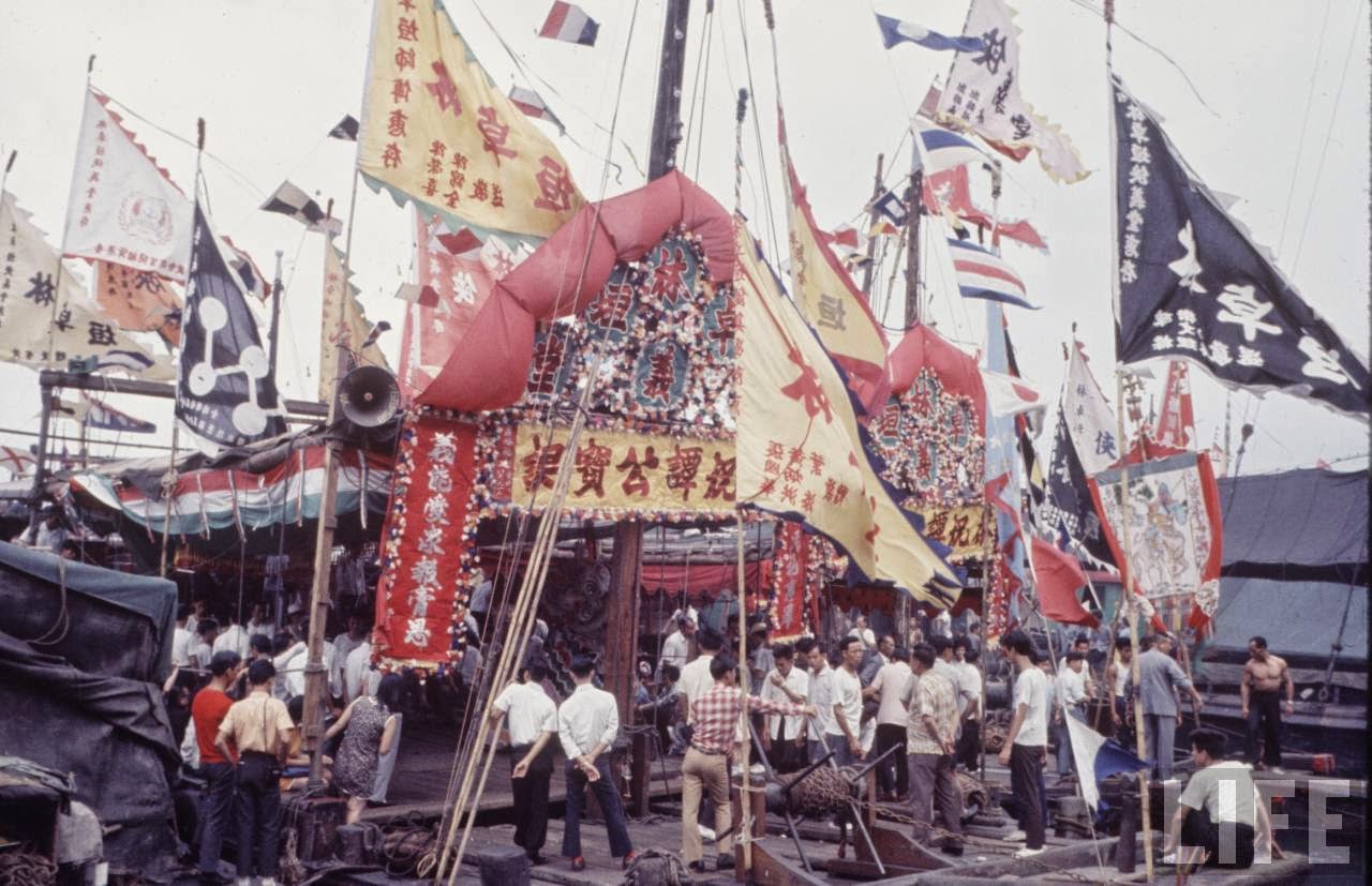 Fascinating Vintage Photos Show Life in the Late-1960s Hong Kong in Vibrant Colors