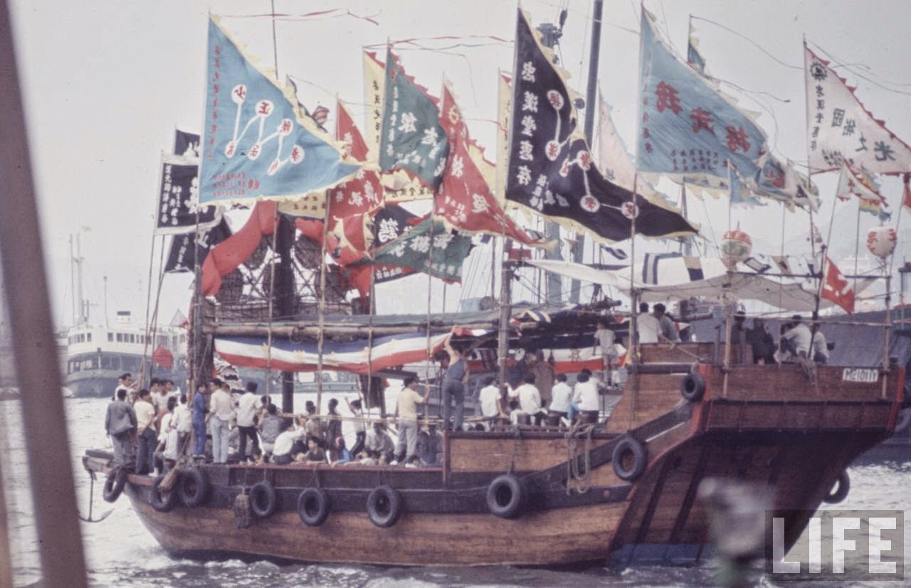 Fascinating Vintage Photos Show Life in the Late-1960s Hong Kong in Vibrant Colors