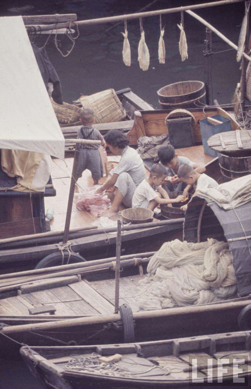 Fascinating Vintage Photos Show Life in the Late-1960s Hong Kong in Vibrant Colors