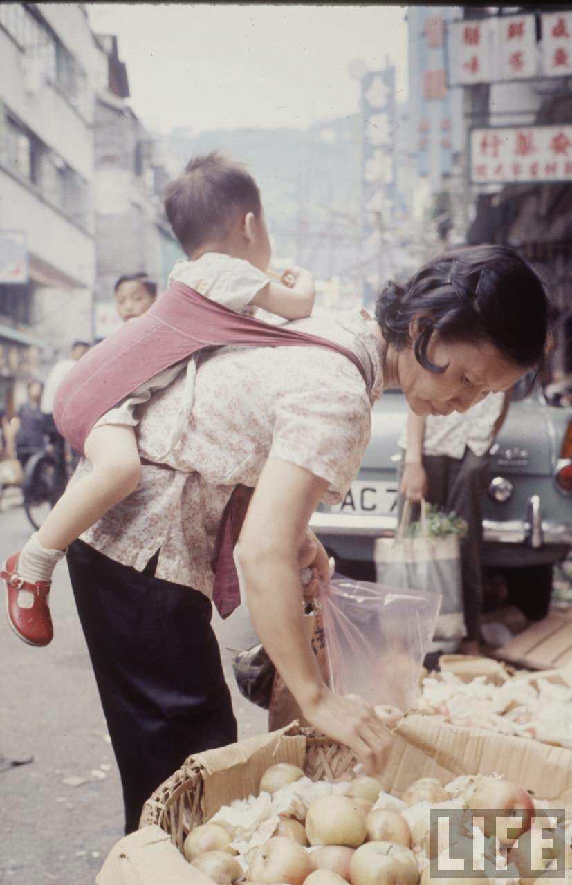 Fascinating Vintage Photos Show Life in the Late-1960s Hong Kong in Vibrant Colors