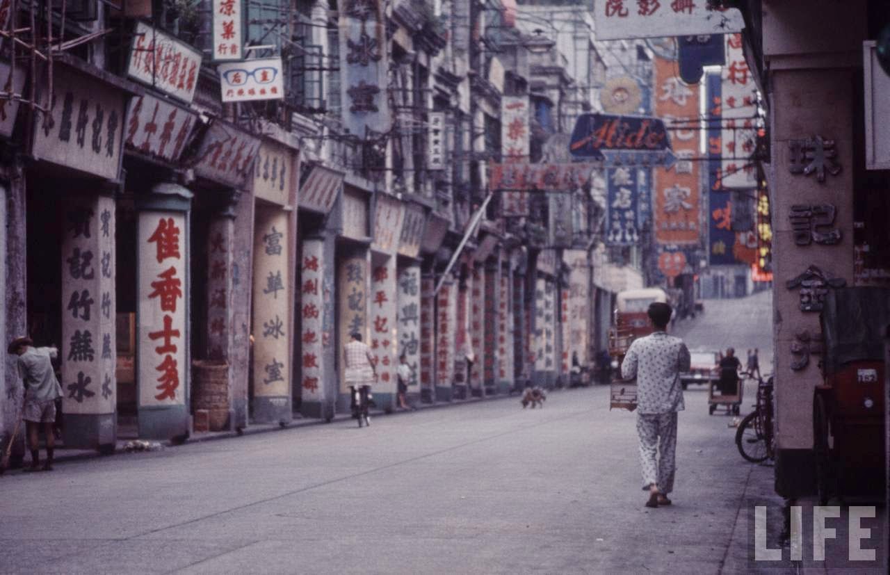 Fascinating Vintage Photos Show Life in the Late-1960s Hong Kong in Vibrant Colors