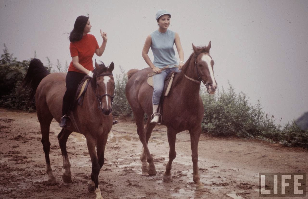 Fascinating Vintage Photos Show Life in the Late-1960s Hong Kong in Vibrant Colors