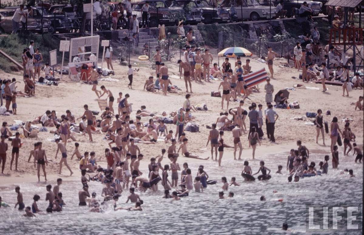 Fascinating Vintage Photos Show Life in the Late-1960s Hong Kong in Vibrant Colors
