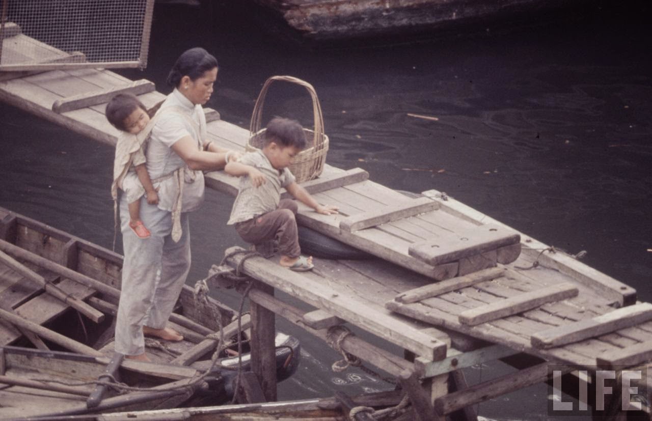 Fascinating Vintage Photos Show Life in the Late-1960s Hong Kong in Vibrant Colors