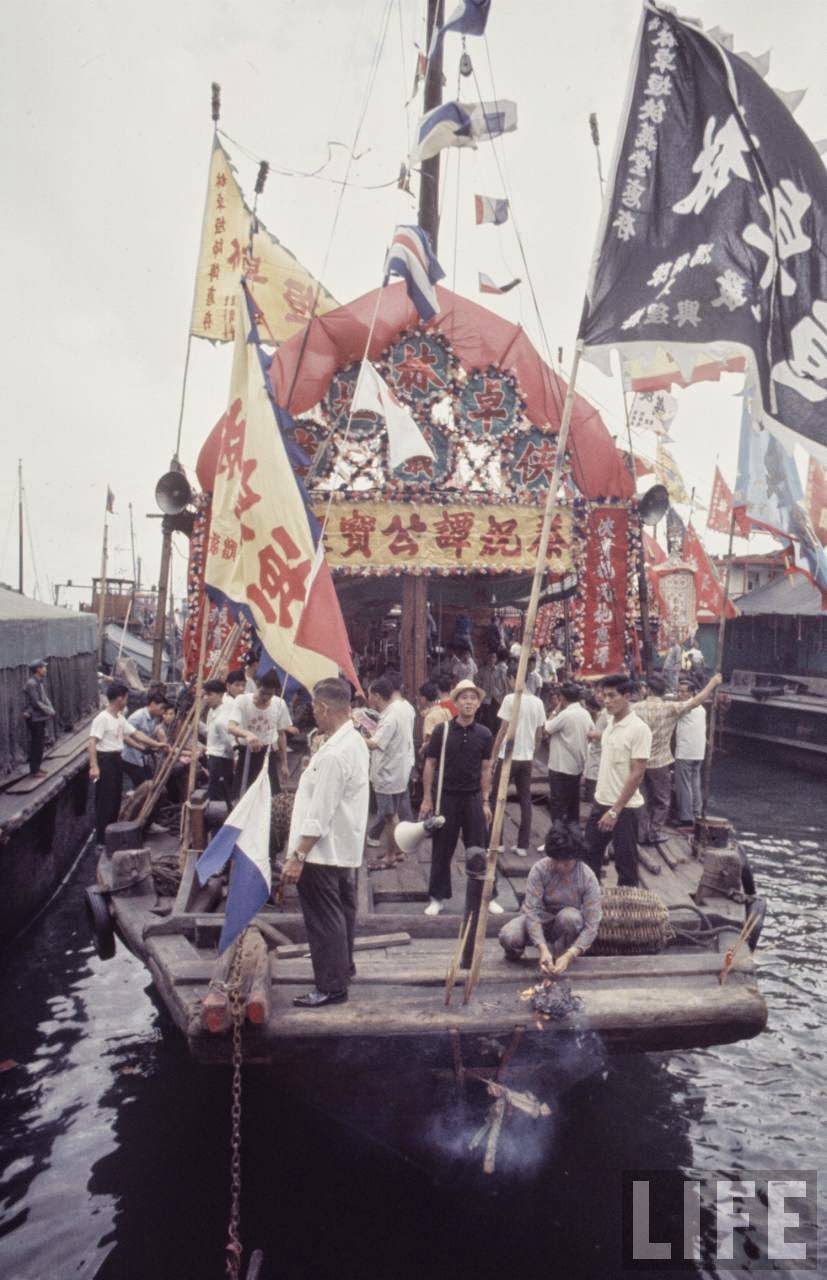 Fascinating Vintage Photos Show Life in the Late-1960s Hong Kong in Vibrant Colors