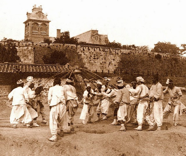 Historic Photos Show Life in Korea from the 1900s