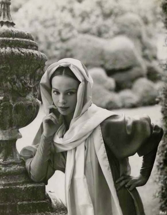 The French Star Who Charmed America: A Photographic Journey Through Leslie Caron's Golden Age