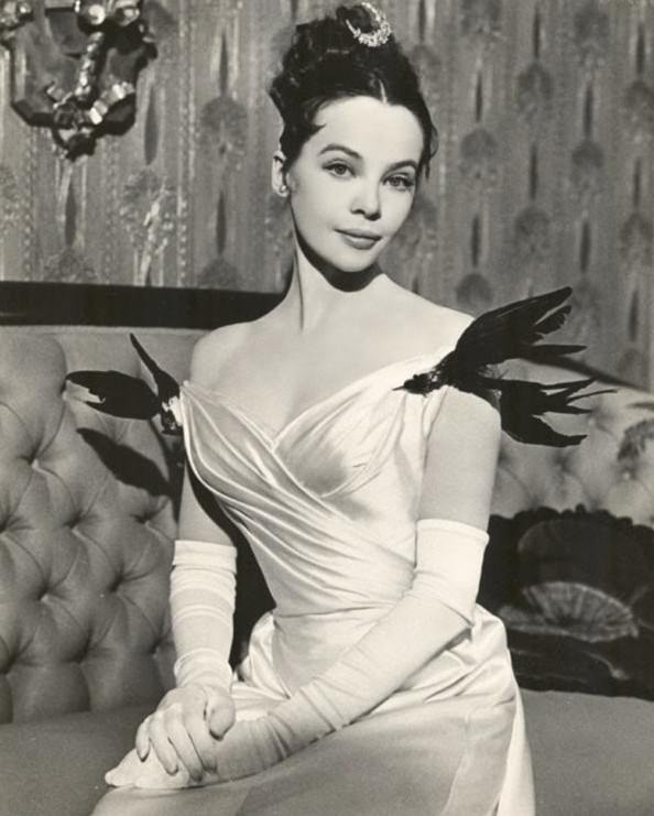 The French Star Who Charmed America: A Photographic Journey Through Leslie Caron's Golden Age