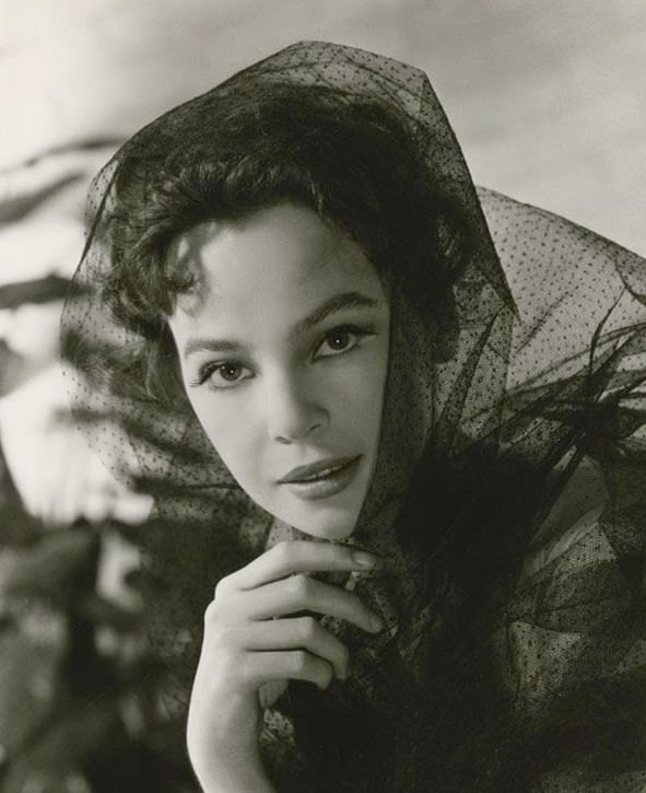 The French Star Who Charmed America: A Photographic Journey Through Leslie Caron's Golden Age