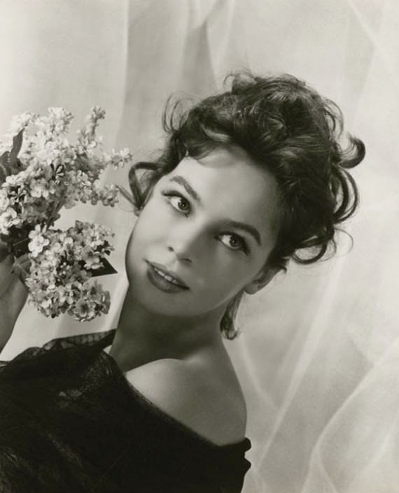 The French Star Who Charmed America: A Photographic Journey Through Leslie Caron's Golden Age