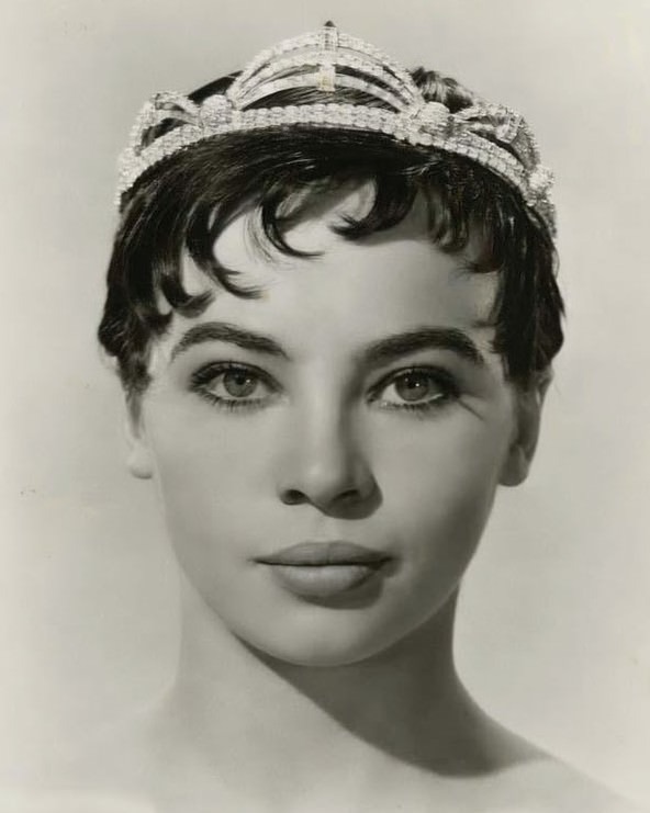 The French Star Who Charmed America: A Photographic Journey Through Leslie Caron's Golden Age