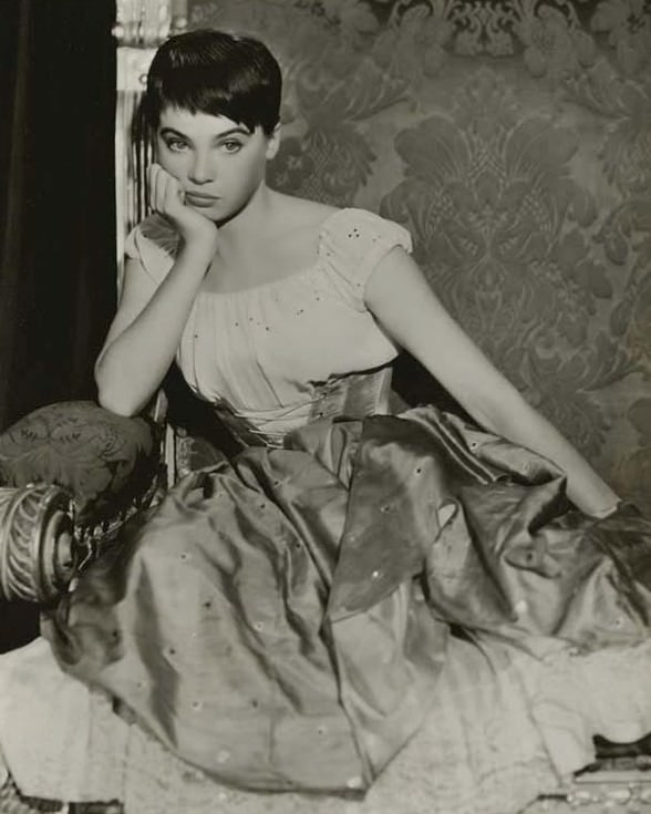 The French Star Who Charmed America: A Photographic Journey Through Leslie Caron's Golden Age