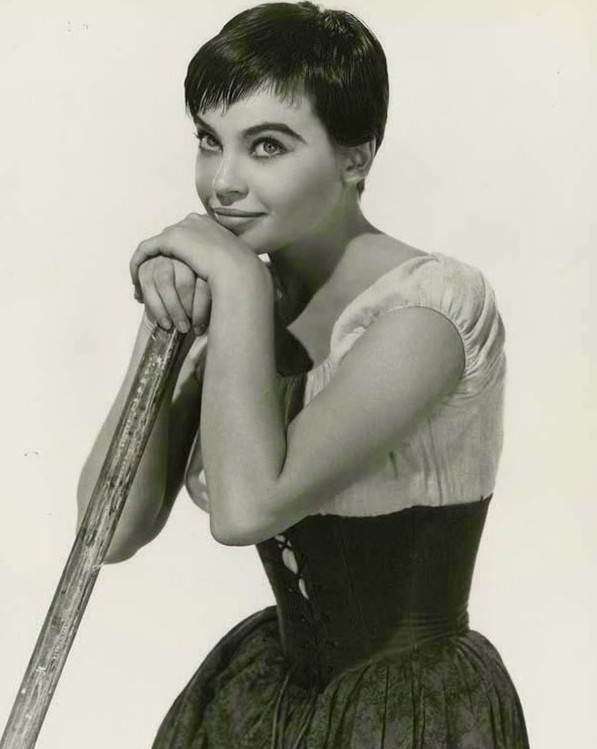 The French Star Who Charmed America: A Photographic Journey Through Leslie Caron's Golden Age