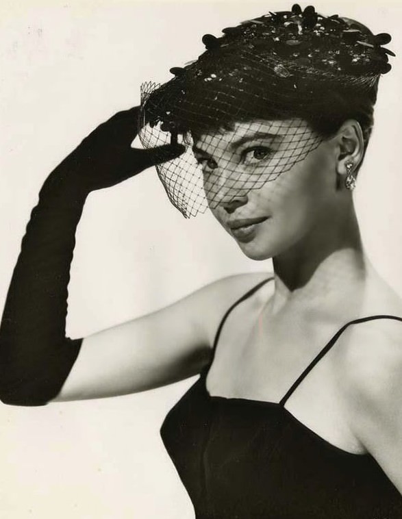 The French Star Who Charmed America: A Photographic Journey Through Leslie Caron's Golden Age