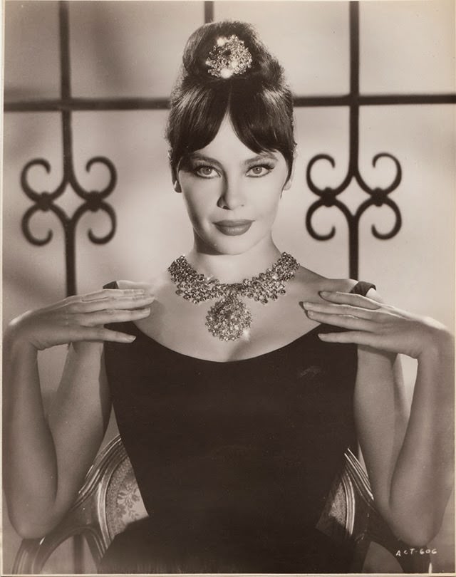 The French Star Who Charmed America: A Photographic Journey Through Leslie Caron's Golden Age