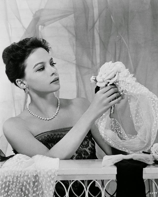 The French Star Who Charmed America: A Photographic Journey Through Leslie Caron's Golden Age