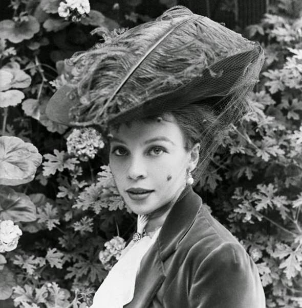 The French Star Who Charmed America: A Photographic Journey Through Leslie Caron's Golden Age
