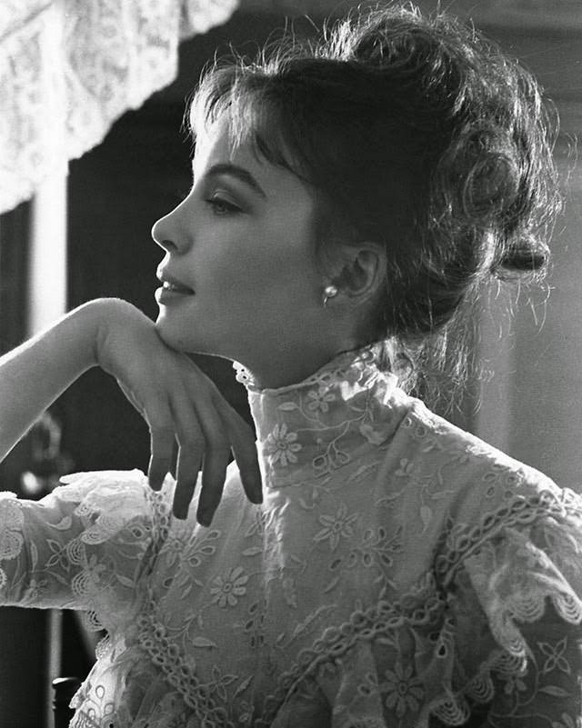The French Star Who Charmed America: A Photographic Journey Through Leslie Caron's Golden Age