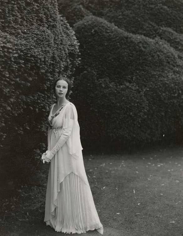 The French Star Who Charmed America: A Photographic Journey Through Leslie Caron's Golden Age