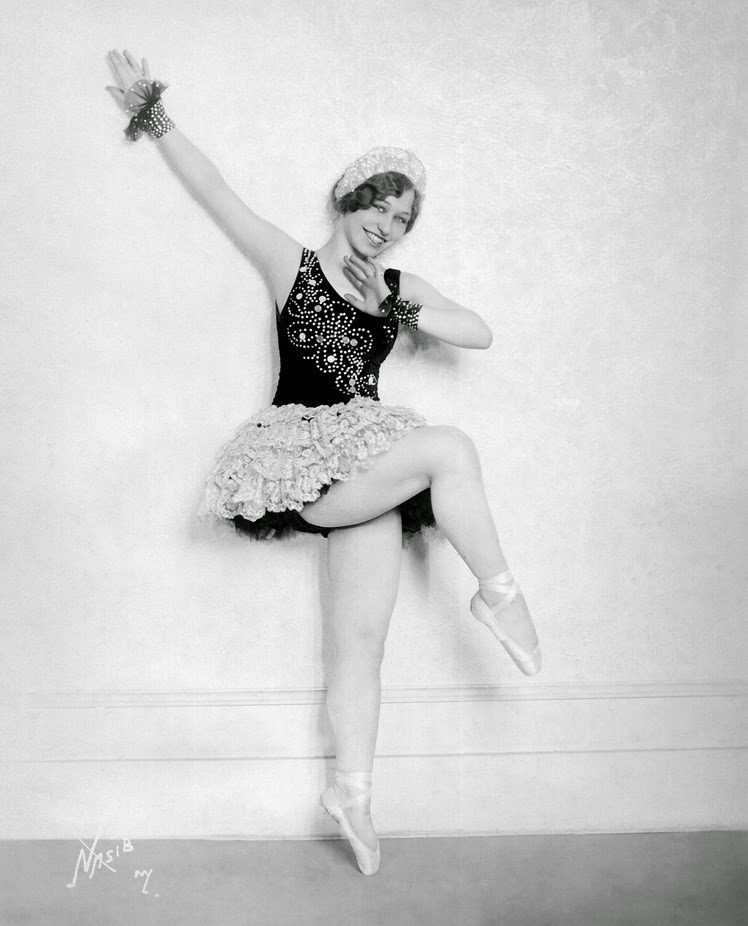 The Lovejoy Dancers of the 1920s and 1930s: The Glamorous On-Stage Looks of the Traveling Showgirls