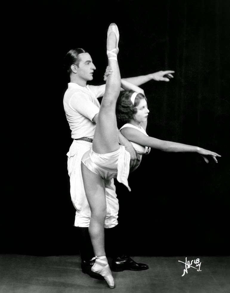 The Lovejoy Dancers of the 1920s and 1930s: The Glamorous On-Stage Looks of the Traveling Showgirls