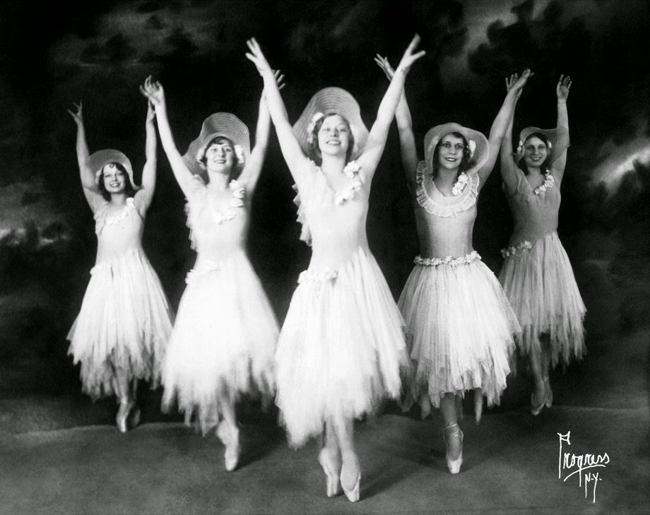 The Lovejoy Dancers of the 1920s and 1930s: The Glamorous On-Stage Looks of the Traveling Showgirls