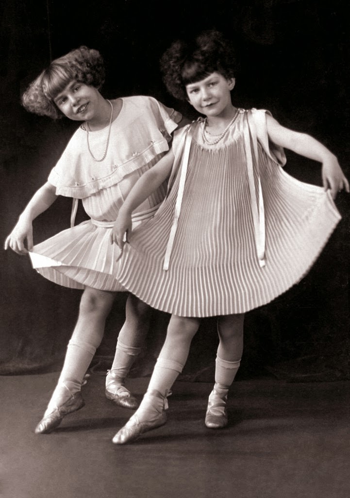 The Lovejoy Dancers of the 1920s and 1930s: The Glamorous On-Stage Looks of the Traveling Showgirls