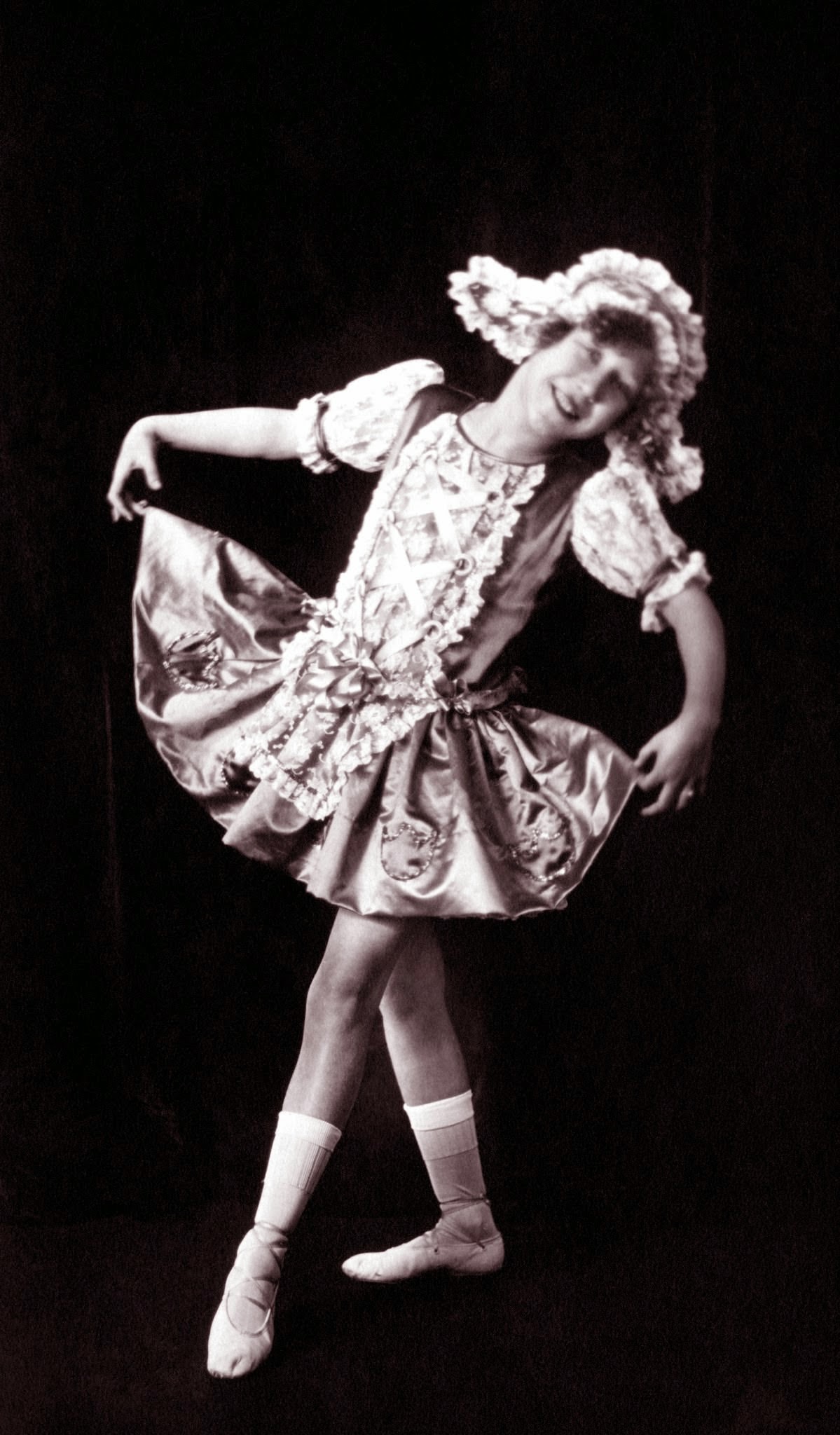 The Lovejoy Dancers of the 1920s and 1930s: The Glamorous On-Stage Looks of the Traveling Showgirls