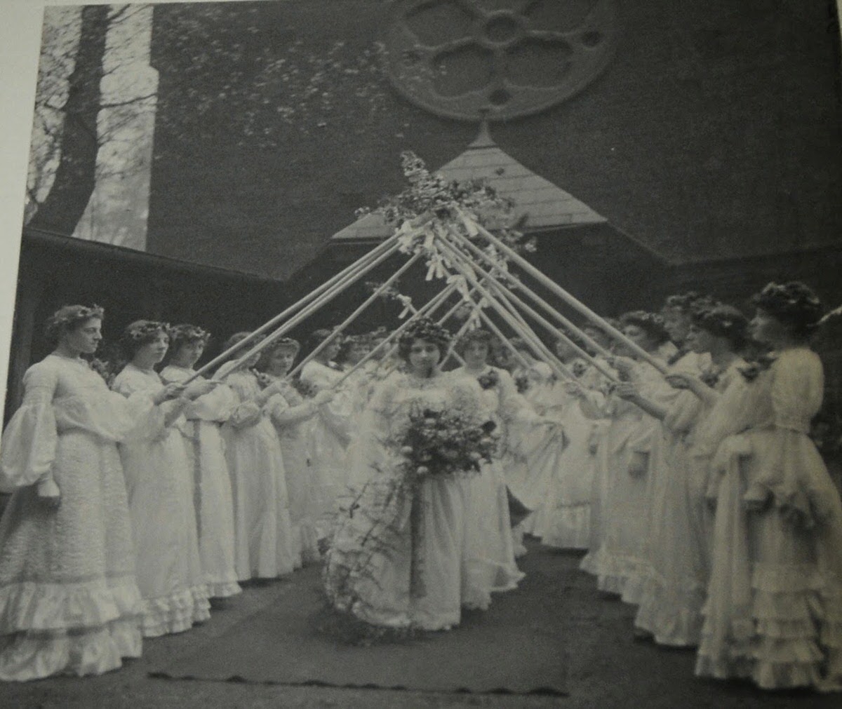 Queen Mildred surrounded by her white clad fellow students in 1904.