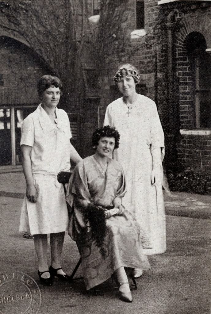Queen Sylvia, her predecessor Queen Enid and the Senior Student, 1927.