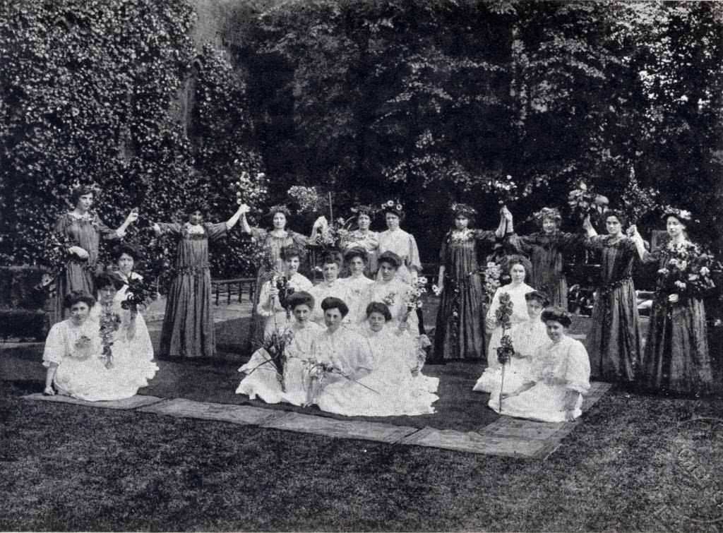 Queen Elsie. Here is the masque from 1907.