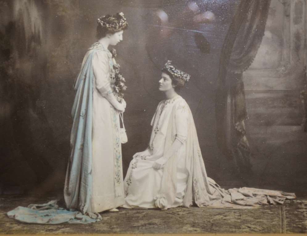 Here you can see the dowager Queen Elsie III paying homage to her sucessor Queen Alice in a lightly hand coloured photograph, 1912.