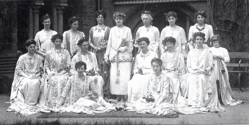 The new Queen Janet I and the former queens, 1919. On Queen Janet’s right is the first Queen, Ellen. Agnes II (1909) sits at the front on the right, and Elsie III is also on the right at the end of the seated row.